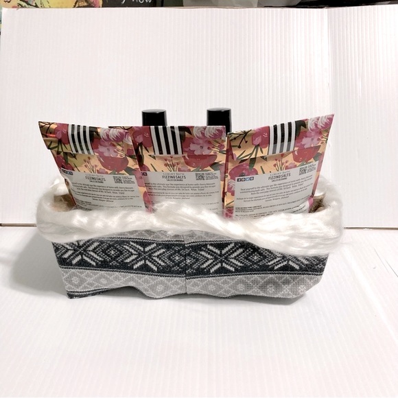 Luxury Bath Fizzing Salts, Body Wash & Lotion & Bath Soap Gift Set - Picture 4 of 10